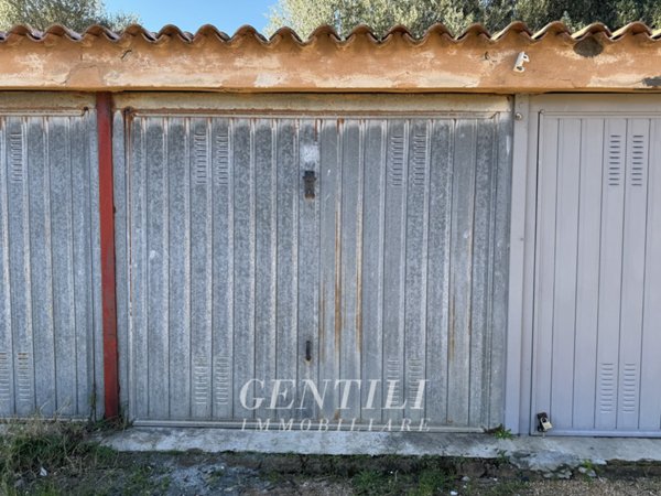 locale di sgombero in vendita ad Arzachena in zona Baja Sardinia