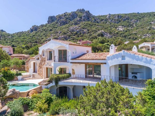 casa indipendente in vendita ad Arzachena in zona Pantogia