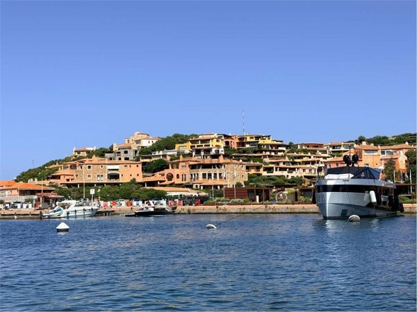 appartamento in vendita ad Arzachena in zona Pantogia