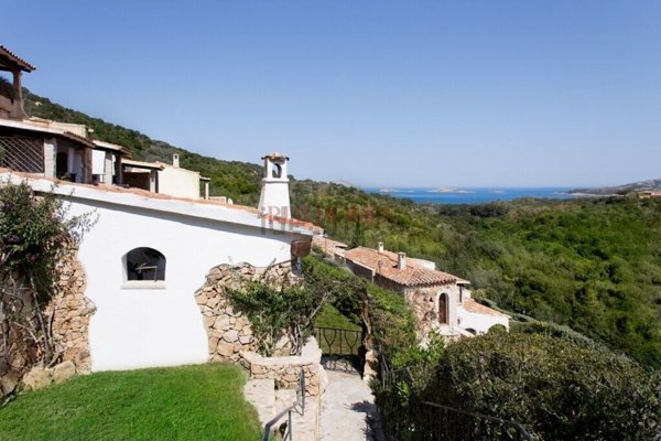 casa indipendente in vendita ad Arzachena in zona Pantogia