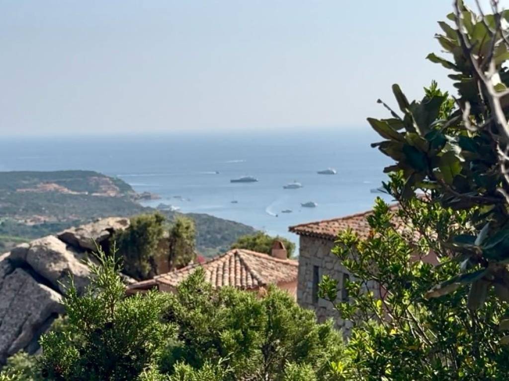 casa indipendente in vendita ad Arzachena in zona Pantogia