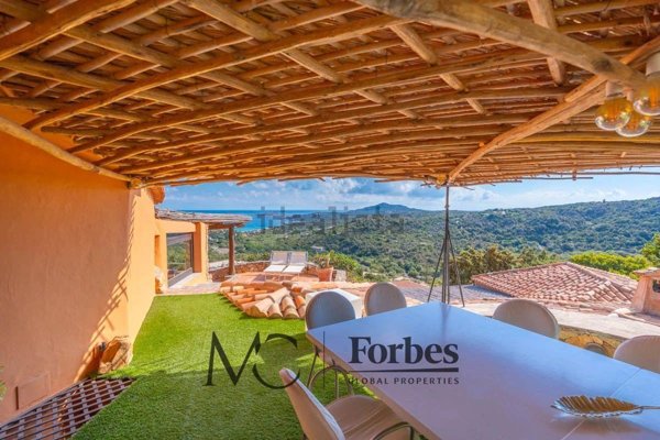 casa indipendente in vendita ad Arzachena in zona Pantogia