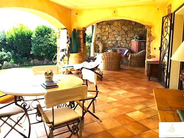 casa indipendente in vendita ad Arzachena in zona Cannigione