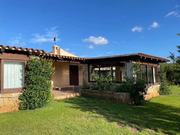 casa indipendente in vendita ad Arzachena in zona Baja Sardinia