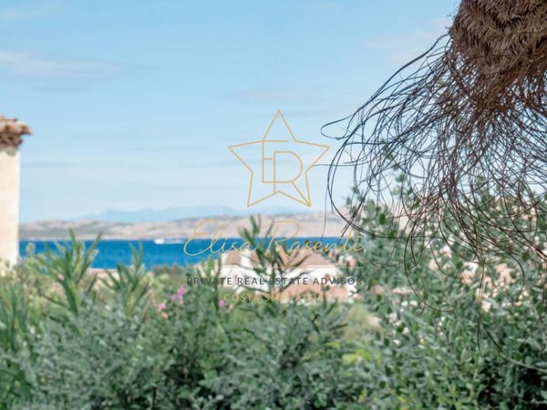 appartamento in vendita ad Arzachena in zona Pantogia