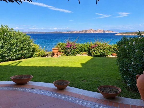 casa indipendente in vendita ad Arzachena in zona Pantogia