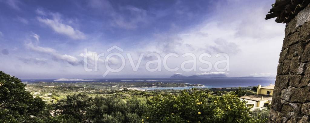 casa indipendente in vendita ad Arzachena in zona Abbiadori