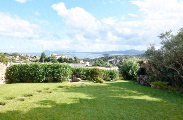 appartamento in vendita ad Arzachena in zona Abbiadori