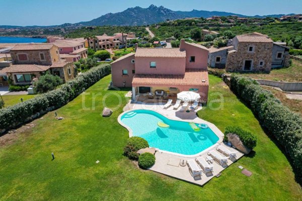 casa indipendente in vendita ad Arzachena in zona Pantogia