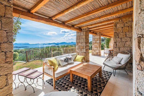 casa indipendente in vendita ad Arzachena in zona Abbiadori