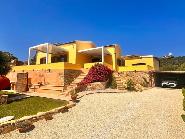 casa indipendente in vendita a La Maddalena in zona Moneta
