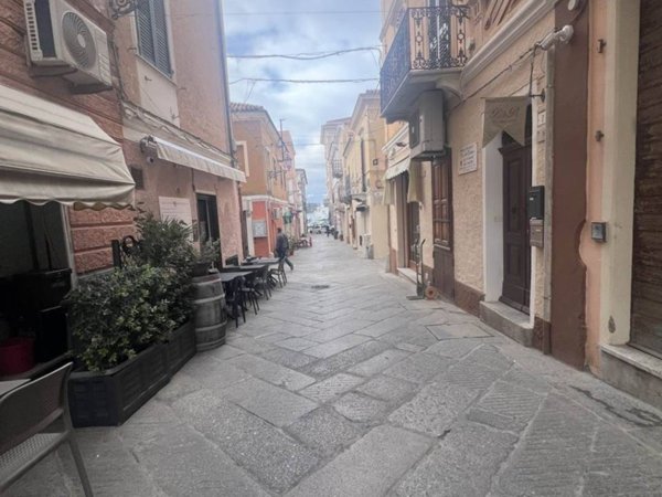 negozio in vendita a La Maddalena in zona Moneta