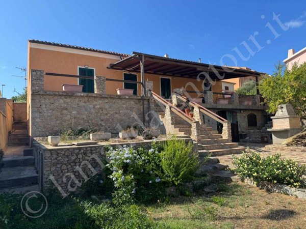 casa indipendente in vendita a La Maddalena in zona Moneta