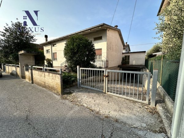 casa indipendente in vendita a La Maddalena in zona Moneta