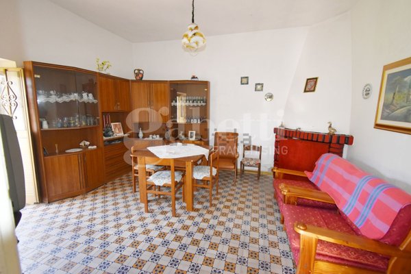 casa indipendente in vendita a Monti