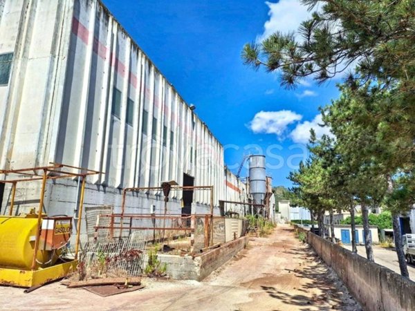 locale commerciale in vendita a Muros