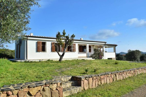 casa indipendente in vendita ad Olbia in zona Marinella
