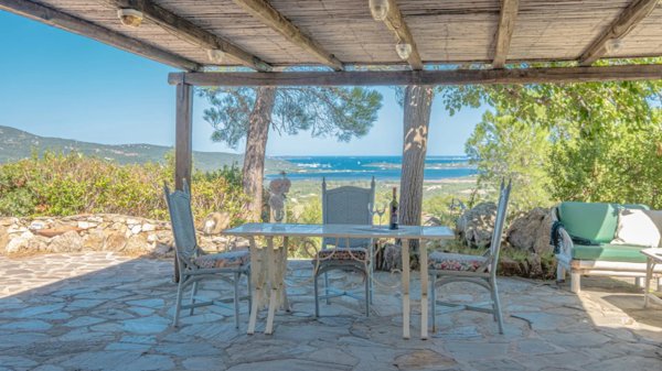 casa indipendente in vendita ad Olbia in zona Cugnana