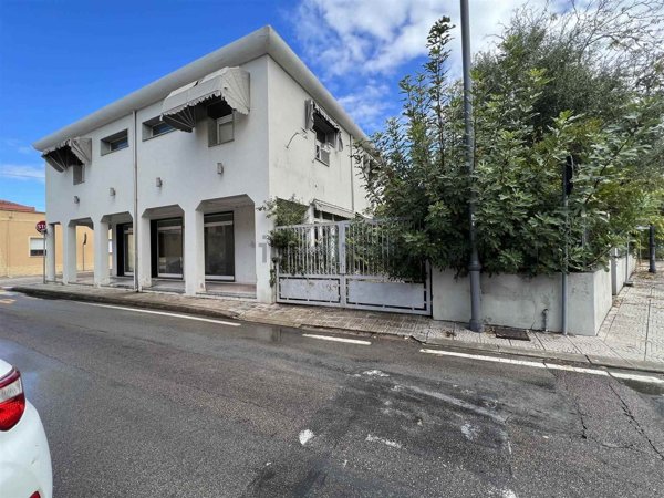 locale commerciale in vendita ad Olbia