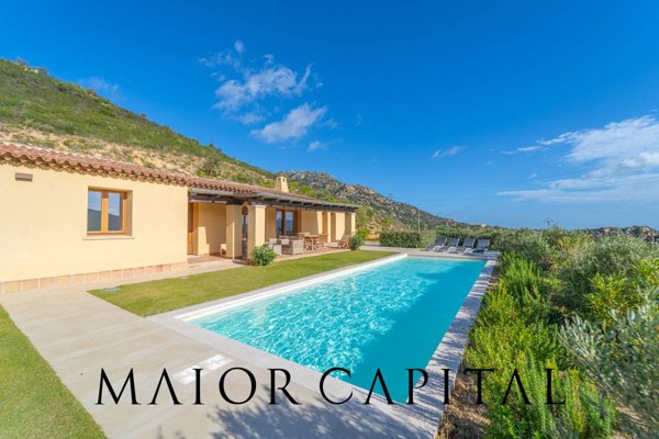 casa indipendente in vendita ad Olbia in zona Cugnana