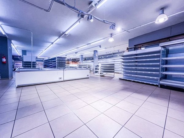 negozio in vendita ad Olbia in zona Barcellona