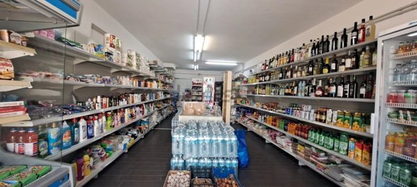 locale commerciale in vendita ad Olbia