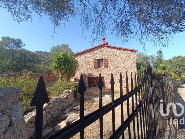casa indipendente in vendita ad Olbia in zona Cugnana
