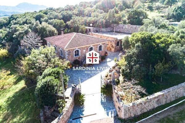 casa indipendente in vendita ad Olbia in zona Cugnana
