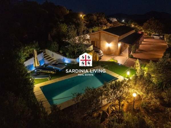 casa indipendente in vendita ad Olbia in zona Cugnana