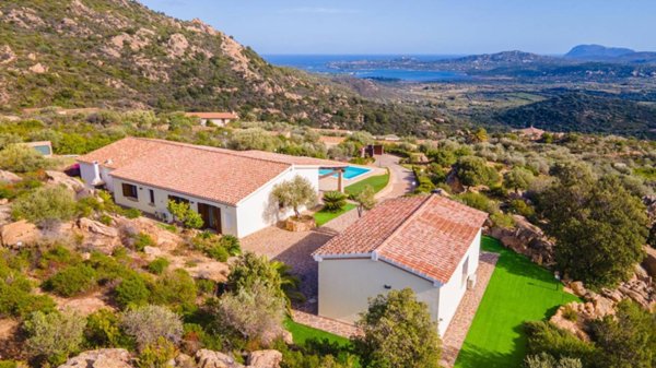 casa indipendente in vendita ad Olbia in zona Cugnana