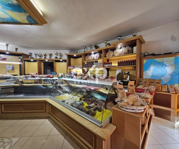 locale commerciale in vendita ad Olbia in zona San Simplicio