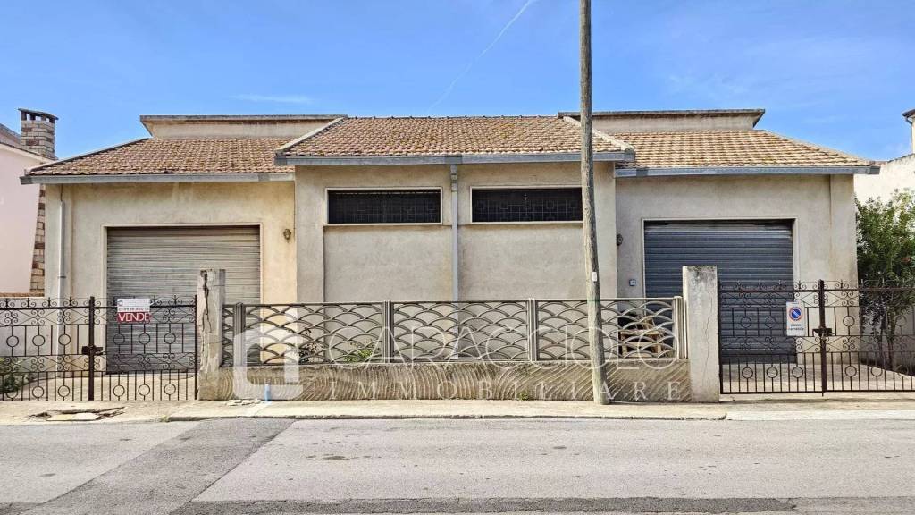 locale commerciale in vendita ad Olbia in zona Bandinu