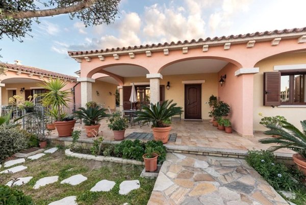 casa indipendente in vendita ad Olbia in zona Pittulongu