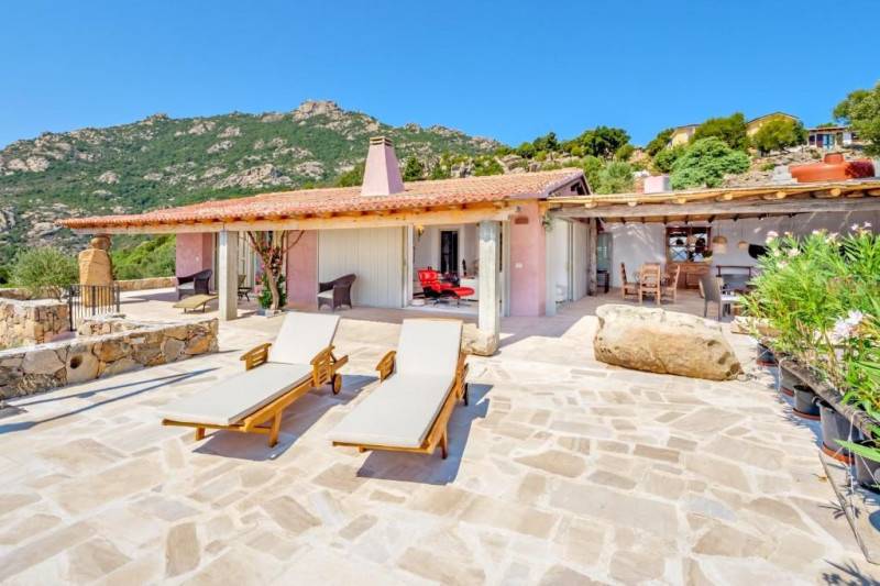 casa indipendente in vendita ad Olbia in zona Cugnana