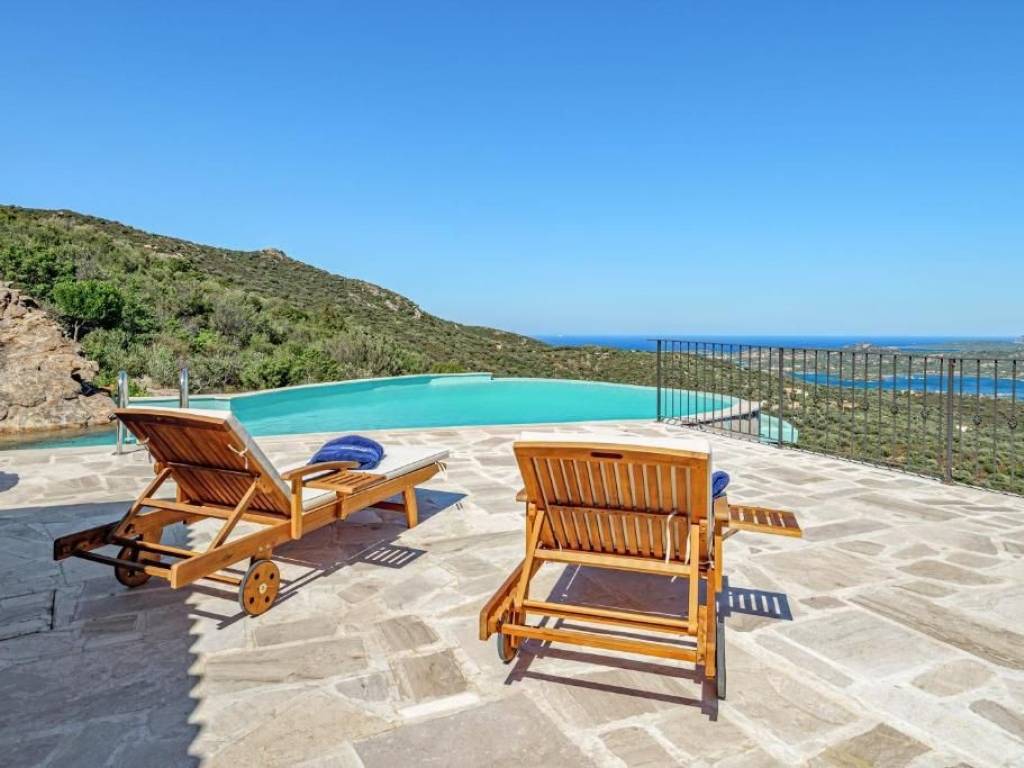 casa indipendente in vendita ad Olbia in zona Cugnana