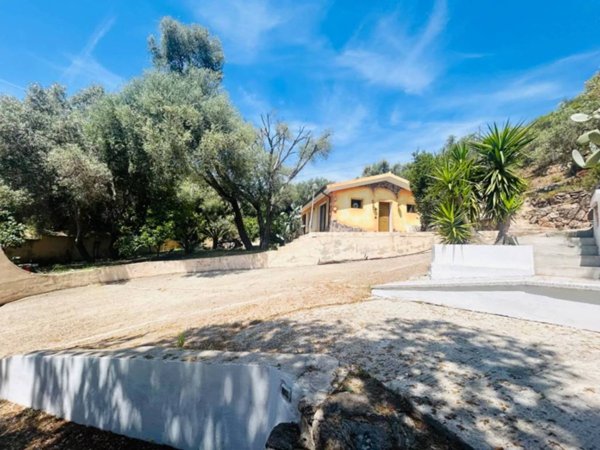 casa indipendente in vendita ad Olbia in zona Cugnana