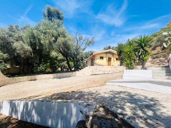 casa indipendente in vendita ad Olbia in zona Cugnana
