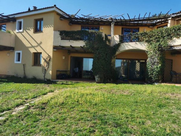 intera palazzina in vendita ad Olbia in zona Cugnana