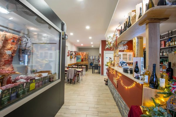 negozio in vendita ad Olbia in zona Vittorio Veneto