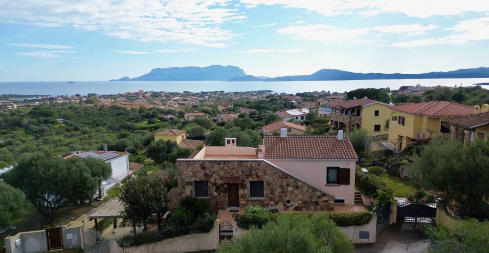 casa indipendente in vendita ad Olbia in zona Pittulongu