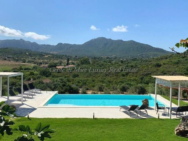 casa indipendente in vendita ad Olbia in zona Cugnana