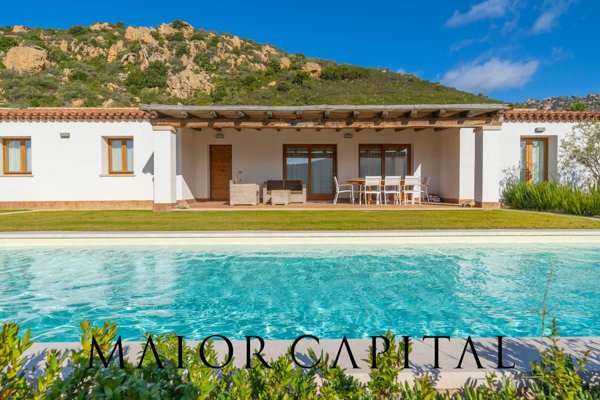casa indipendente in vendita ad Olbia in zona Cugnana