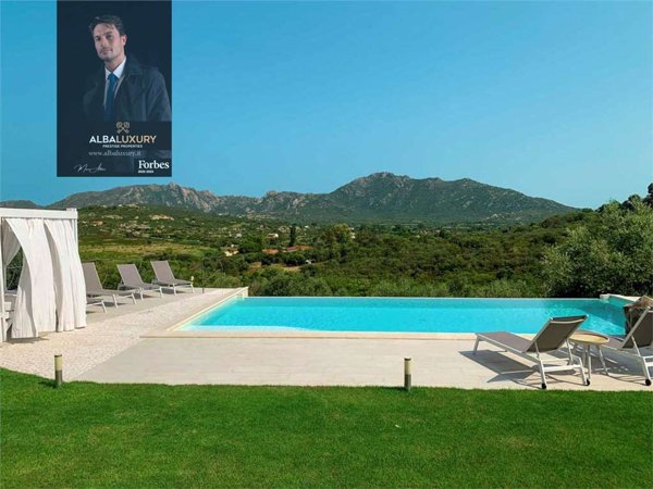 casa indipendente in vendita ad Olbia in zona Cugnana