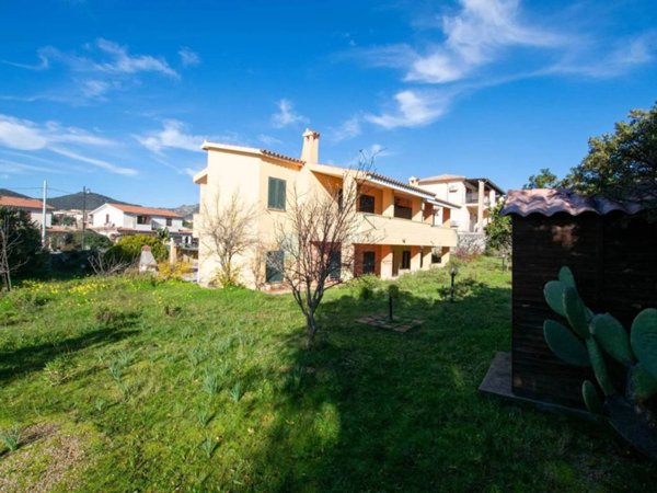 casa indipendente in vendita ad Olbia in zona Pittulongu