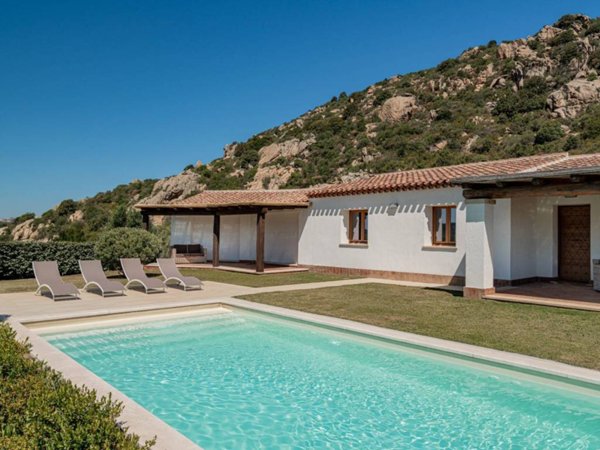 casa indipendente in vendita ad Olbia in zona Cugnana