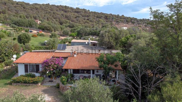 casa indipendente in vendita ad Olbia in zona Cugnana