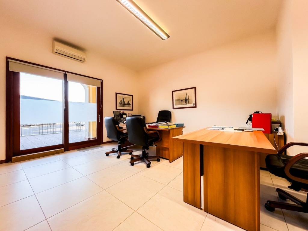 ufficio in vendita ad Olbia in zona Baratta