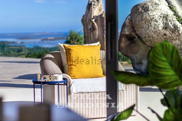 casa indipendente in vendita ad Olbia in zona Cugnana