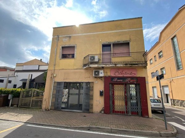 negozio in vendita ad Olbia in zona Vittorio Veneto