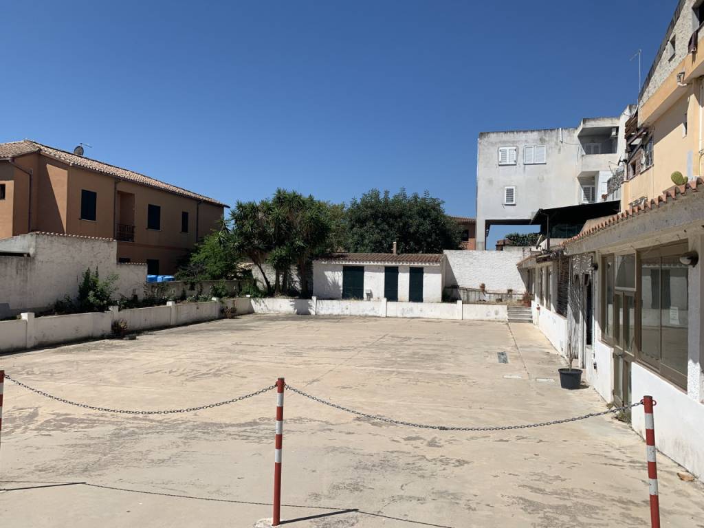 negozio in vendita ad Olbia in zona Aldo Moro